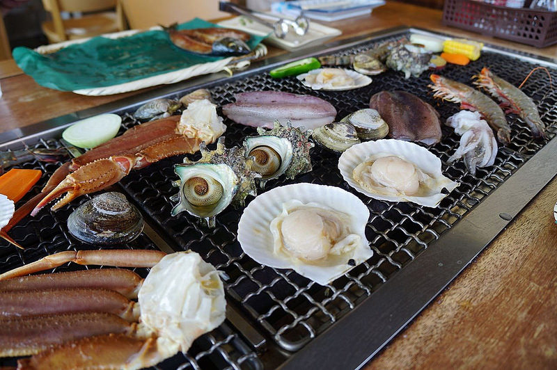 日本石川 七尾市能登食祭市場 海鮮愛好者必吃 便宜好吃的海鮮燒烤 可以自己買 自己烤 Teresa的旅遊筆記